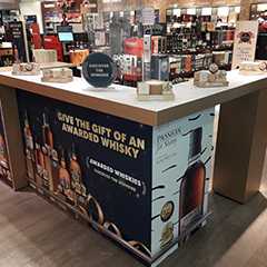 Geschäfte & Läden: Whisky-Verkaufsstand mit Werbeaufdruck. Ausgezeichnete Whiskys als Geschenkidee.