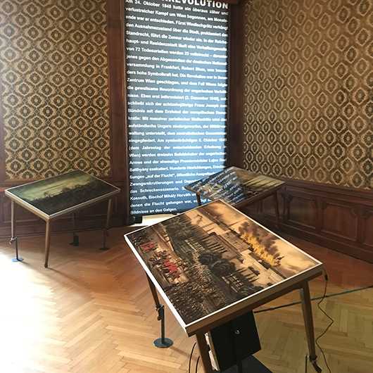 Museum Events: Ausstellung zur Revolution in Wien. Gemälde auf Tischen. Historische Ereignisse.