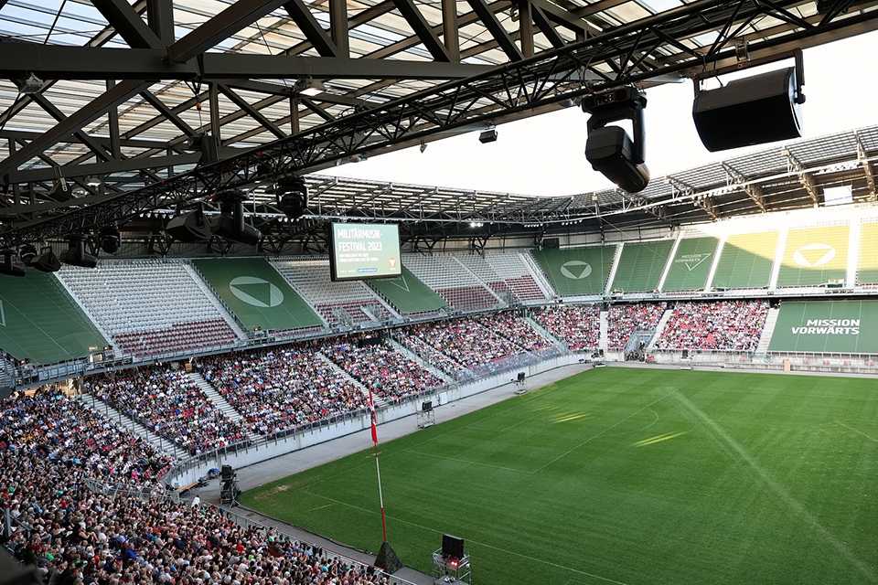 Militärmusik Festival Klagenfurt 2023: Stadion voll mit Zuschauern.