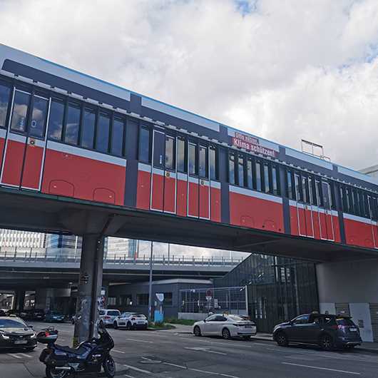 Wiener Linien Branding Steg Erdberg: Plakatives Design einer U-Bahn-Brücke in Wien. Klima schützen!