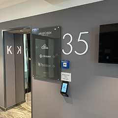 Büro Schilder: Etage 35, Wegweiser und Aufzug im Bürogebäude.