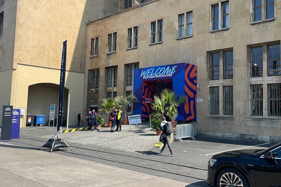 Branding Formula E Berlin 2023: Eingangsbereich zum 2023 SABIC Berlin E-Prix.