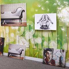 Büro Akustik: Wandbilder mit Sofa, Frau, Karikatur. Wandgestaltung mit Löwenzahn-Motiv.