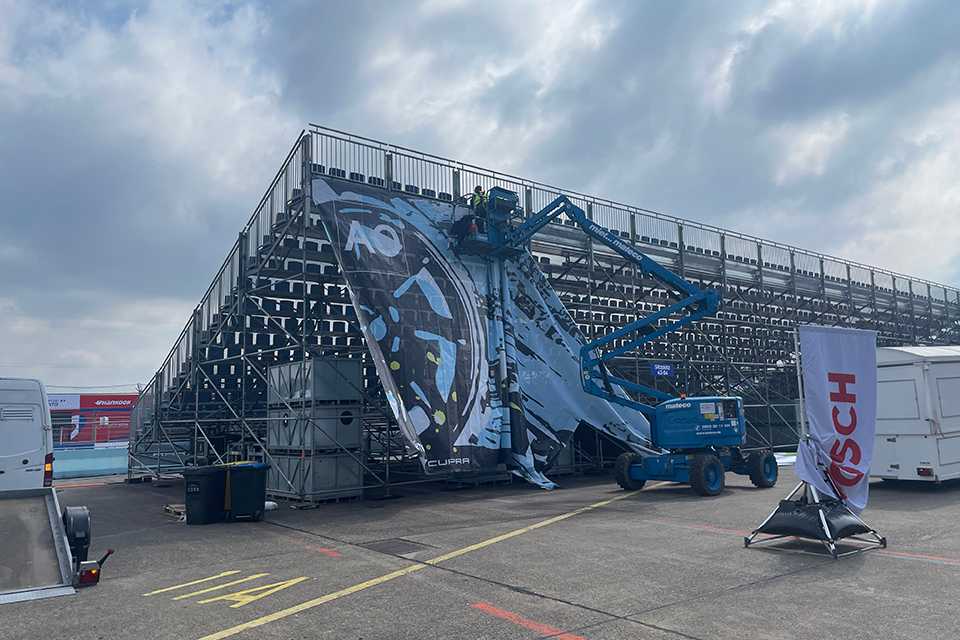 Branding für Formula E Berlin 2023: Tribüne mit Banner und Arbeitsbühne.