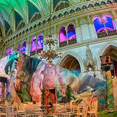Messe Sonderbau: Dekorierte Halle mit Tischen, Kronleuchter und farbiger Beleuchtung. Eventdesign.