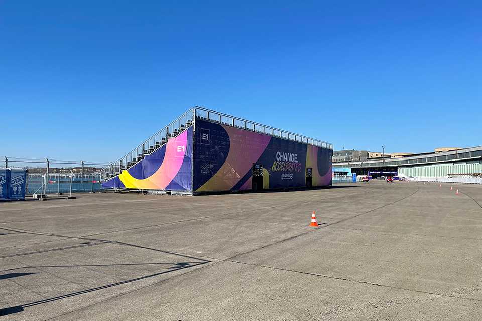 Branding der Formula E in Berlin 2023. Tribüne mit Sponsorenlogo.