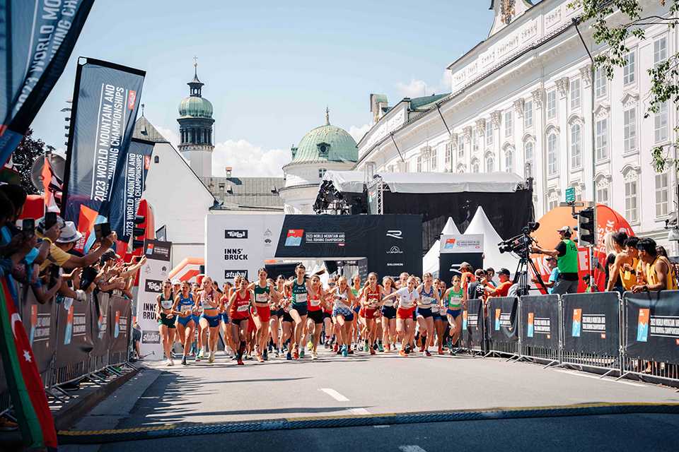 Start beim Trailrunning WM Tirol 2023 in Innsbruck. Läuferinnen beim Wettkampf.