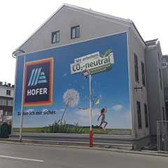 Gebäude mit Kederrahmen-Werbung von Hofer. CO2-neutral. Rahmensysteme für Fassadenwerbung.