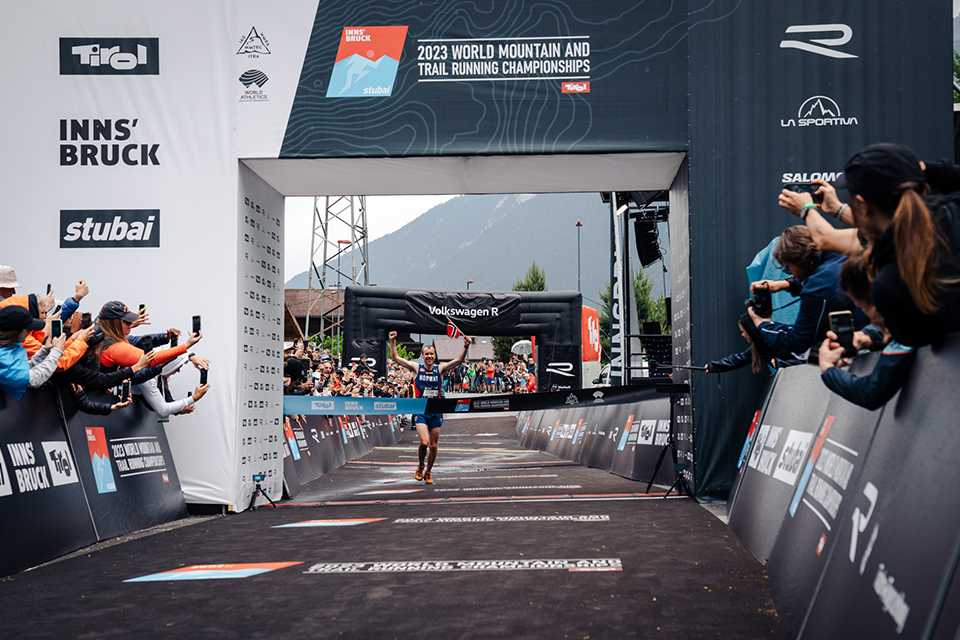Stian Hovind Angermund im Ziel bei der Trail Running WM Tirol 2023.