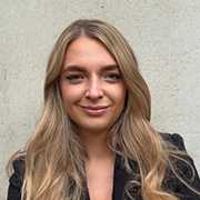 Stefanie Hofmann Portrait. Junge Frau mit blonden, langen Haaren lächelt.