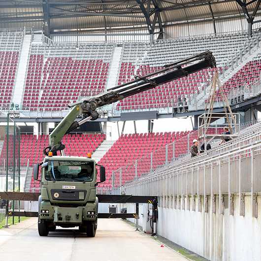 Militärmusik Festival Klagenfurt: Kran im Stadion, Vorbereitung für Musikfestival.