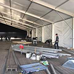 Montage für Indoor Events. Zeltaufbau für Veranstaltung, Arbeiter im Zelt.
