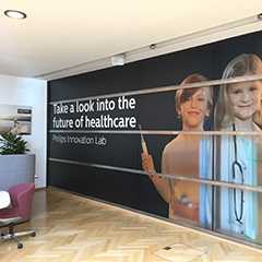 Wände im Raum für Indoor Events mit Philips Innovation Lab Aufschrift.