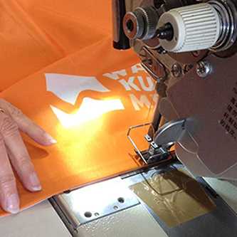 Banner Konfektion: Nähen eines Banners mit einer Nähmaschine. Bannerherstellung.