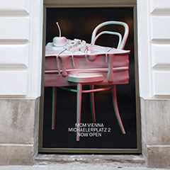 Auslage/Schaufenster: MCM Vienna Geschäft am Michaelaplatz 2. Stuhl, Tisch, Kirsche. Jetzt geöffnet.