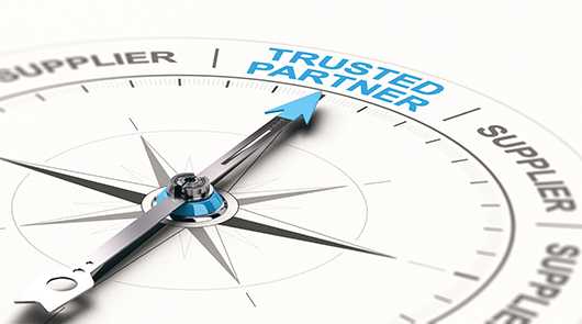 Kompass zeigt Trusted Partner. Partnerschaft mit Lieferanten.