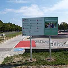 Baustellenschild: Willkommen am Radwaterpark. Infos zu Nutzung, Sicherheit und Kontakt.