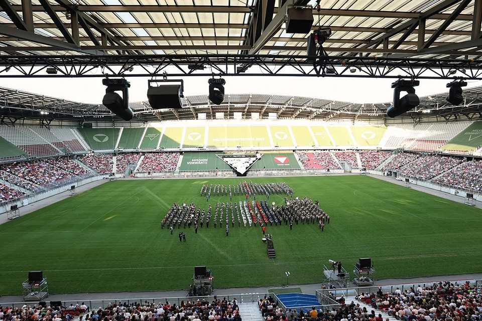 Militärmusik Festival Klagenfurt 2023: Orchester im Stadion vor Publikum.
