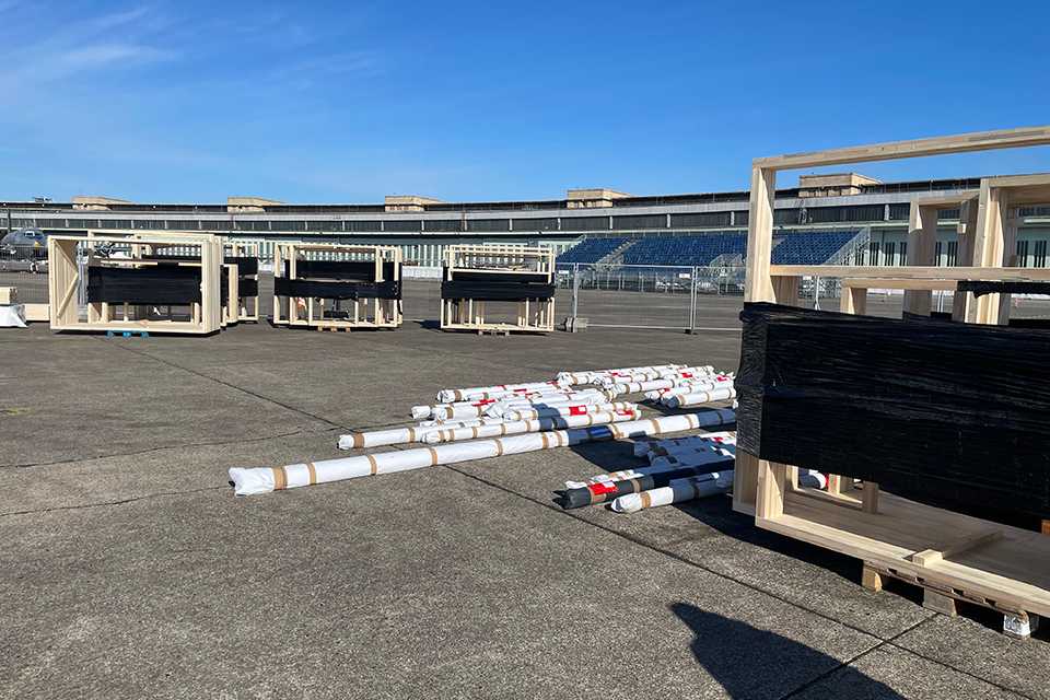 Formula E Branding Berlin: Holzkisten und verpackte Elemente für Eventaufbau.