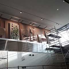 Ausstellungen: Montage von Kunstwerken. Gemälde, Gerüst, Licht.