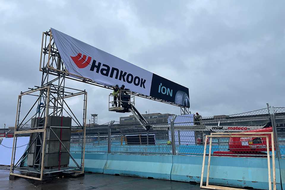 Formula E Branding Berlin: Hankook Banner Montage. Rennstrecke, Eventtechnik.