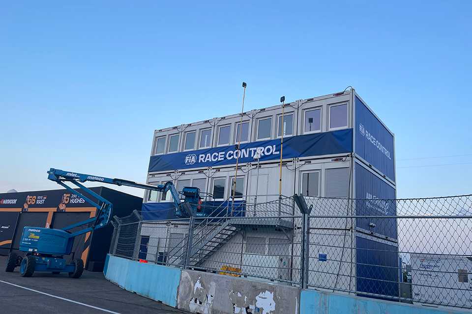 Formel E Berlin 2023: FIA Race Control Turm. Rennstrecke mit Branding und Arbeitsbühne.
