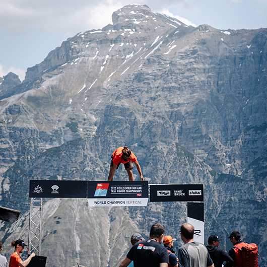 Trail Running WM Tirol 2023: Läufer am Ziel. Herausforderung im alpinen Gelände.