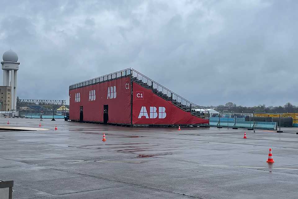 Formula E Branding Berlin 2023: Tribüne mit ABB Werbung.