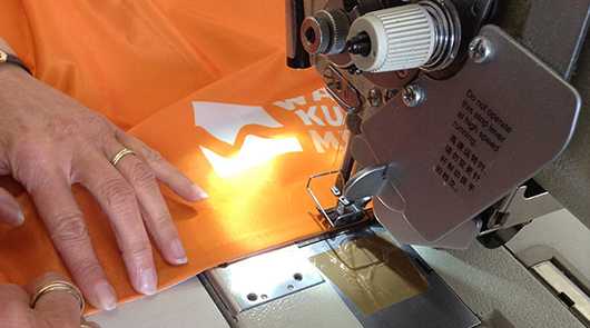 Konfektionierung: Nähen von Stoff mit Nähmaschine. Textilverarbeitung, Handarbeit.