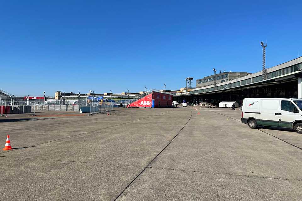 Branding Formula E Berlin 2023: Rennstrecke Aufbau, ABB-Branding, Eventtechnik.