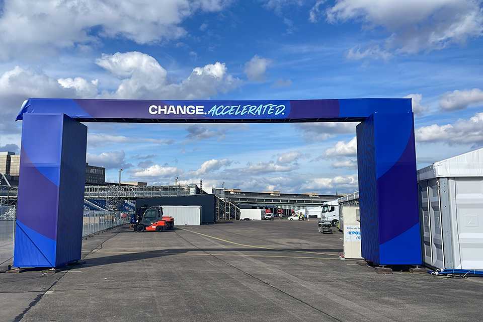 Branding Formula E Berlin 2023: Torbogen mit Change. Accelerated. Schriftzug. Eventtechnik.
