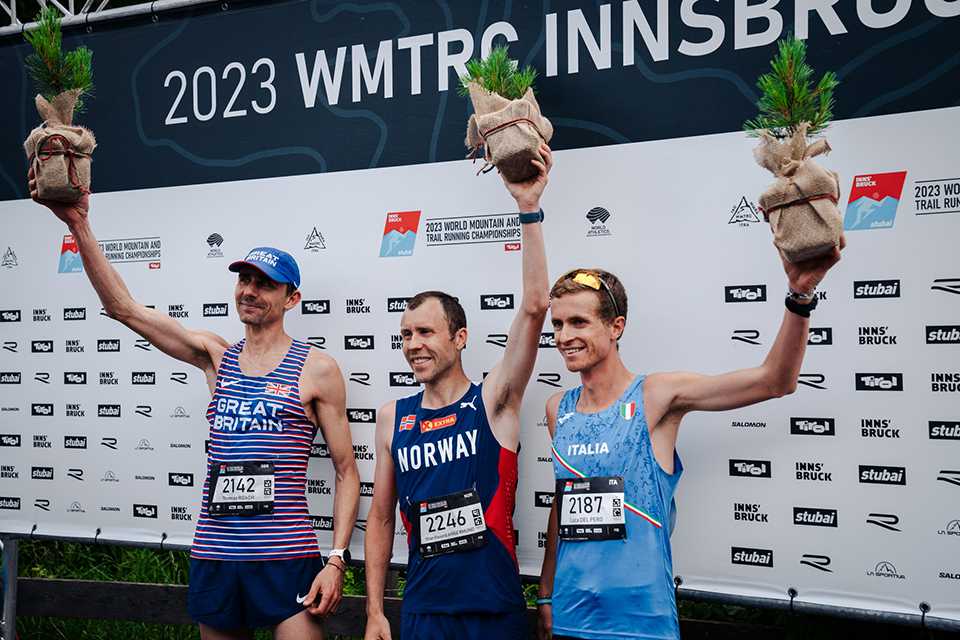 Trailrunning WM Tirol 2023: Siegerehrung Männer. Läufer aus GB, Norwegen, Italien.