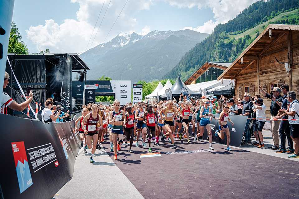 Start der Vertical WM der Frauen in Tirol 2023. Berglauf-Weltmeisterschaft in Neustift, mit Läuferinnen.