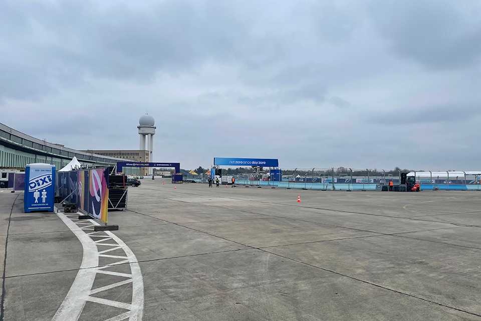 Formula E Branding Berlin 2023: Tempelhof Flughafen, Eventaufbau mit Branding und Tribünen.