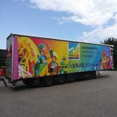 LKW Werbung: Bunte Theater Werbung auf einem LKW. Rollende Werbung für Theater aus der Steiermark.