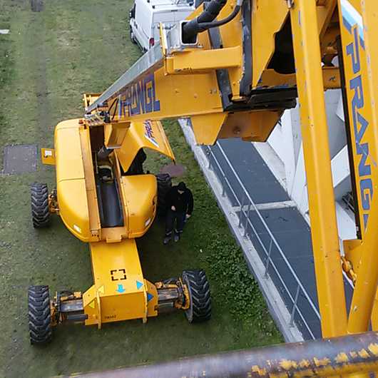 Gelber Kran für Montage & Transport. Hebebühne im Einsatz.