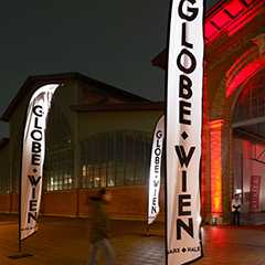 Beachflags Globe Wien als Präsentationssystem. Werbeflaggen für Events und Außenwerbung.