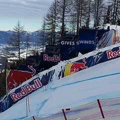 Ski-Strecke für Outdoor Events mit Red Bull Branding im Schnee.