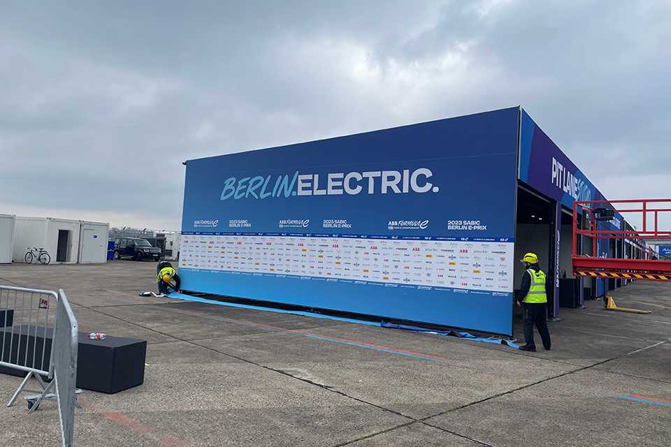 Branding für Formula E Berlin 2023. Banner mit Berlin Electric und Sponsorenlogos.