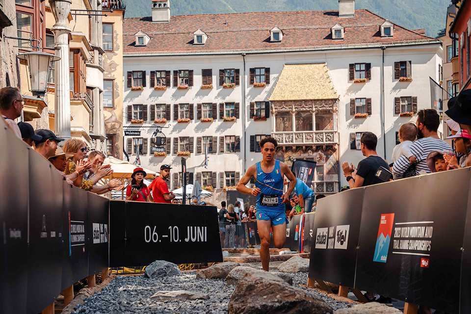 Trailrunning WM Tirol 2023: Läufer beim Mountain Classic Kurs in Innsbruck. Zuschauer jubeln.