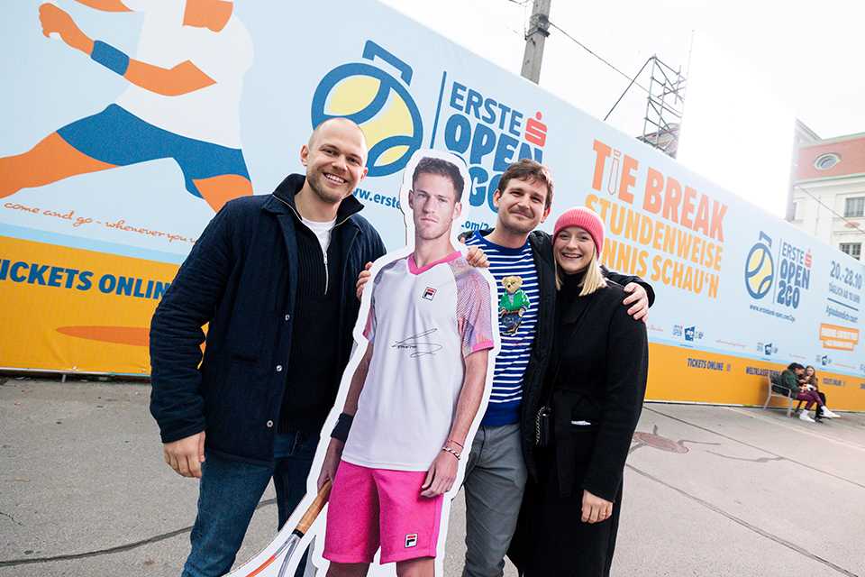 Fans bei Erste Bank Open 2022. Tennis-Event in Wien. Gruppenfoto mit Tennisspieler-Pappaufsteller.