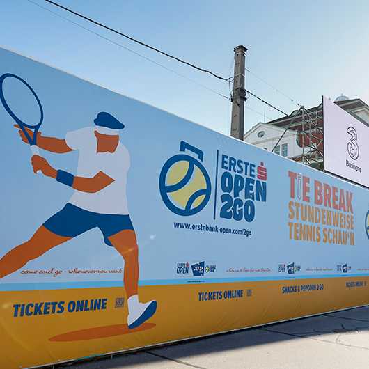 Erste Bank Open 2022: Tennisspieler auf Werbebanner. Tickets online kaufen. Tennis-Turnier in Wien.