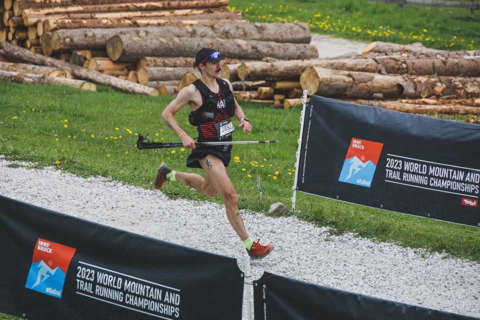 Trail Running WM Tirol 2023: Läufer mit Stöcken im Gelände. Berglauf-Weltmeisterschaft in Innsbruck.