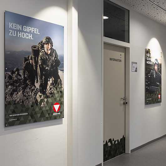 Interiors: Bundesheer Plakate an Flurwand. Kein Gipfel zu hoch. Österreichisches Bundesheer Werbung.