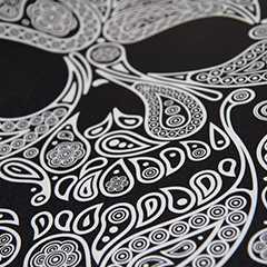 Effekttapete: Detailansicht eines Totenkopf-Musters in Schwarz und Weiß. Wanddesign.