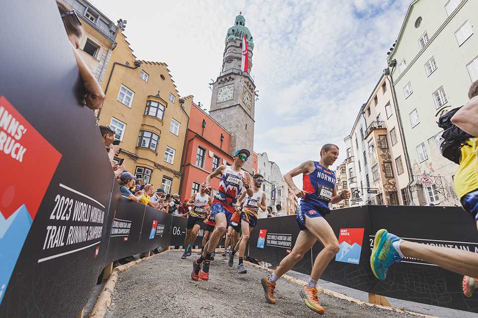 Trail Running WM Tirol 2023: Läufer in Innsbrucks Altstadt. Sportler beim Wettkampf.