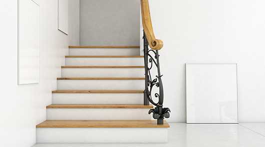 Karriereleiter: Treppe mit Holzstufen und kunstvollem Geländer. Helle, moderne Architektur.