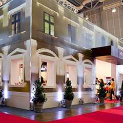Messebau: Fassade eines Gebäudes auf einer Messe. Individuelle Messestände.